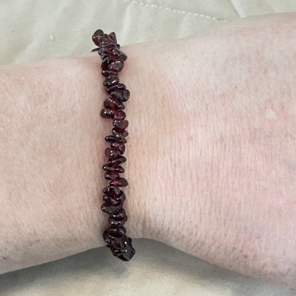 Red Garnet Chip Stone Stretchy Bracelet it Excellent Condition - Picture 7 of 13